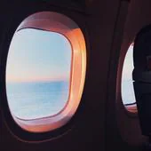 El desconocido motivo por el que los aviones deben despegar y aterrizar con las ventanillas subidas