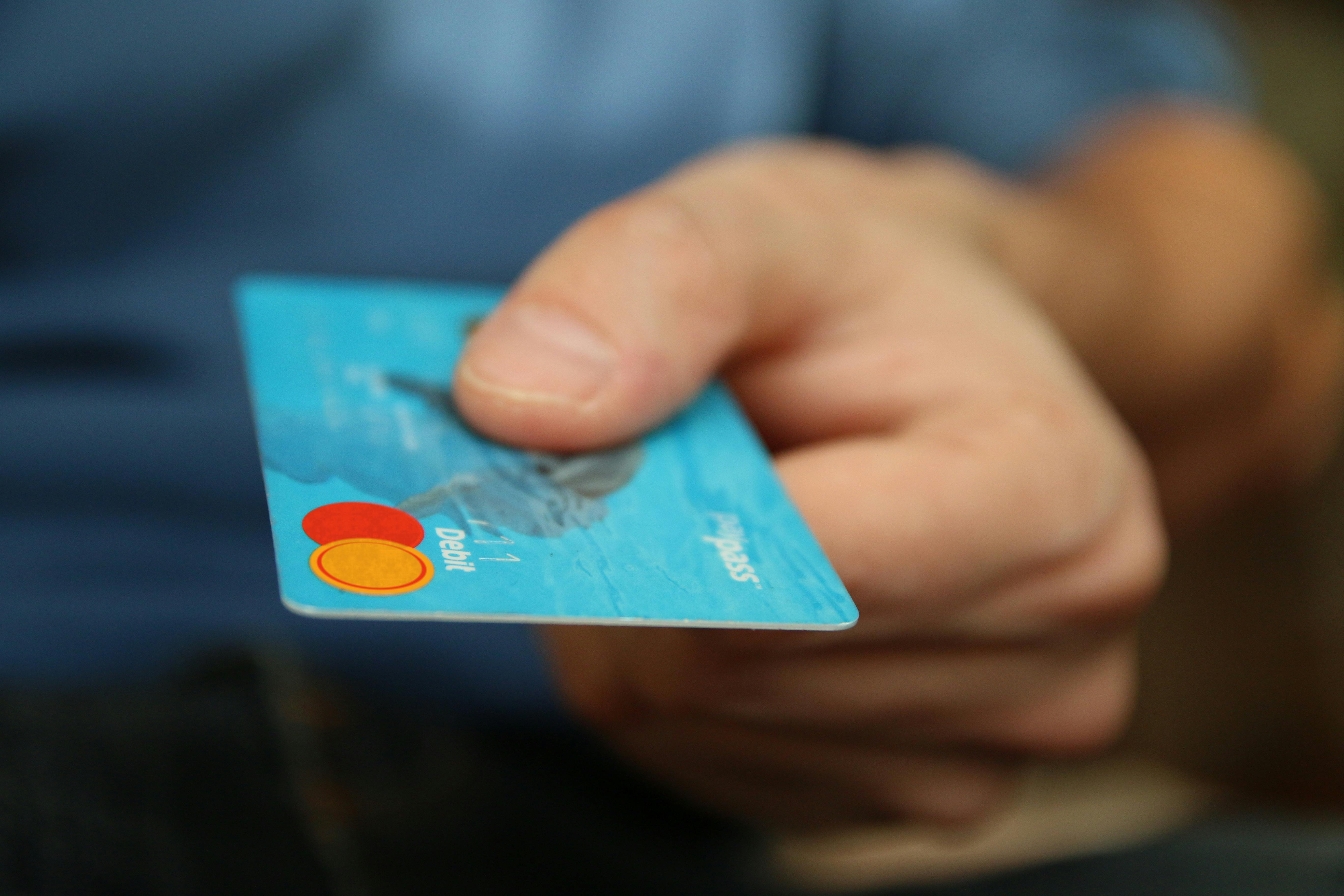 ¿Qué dice la ley sobre si mi hermano me denuncia por no prestarle dinero?
