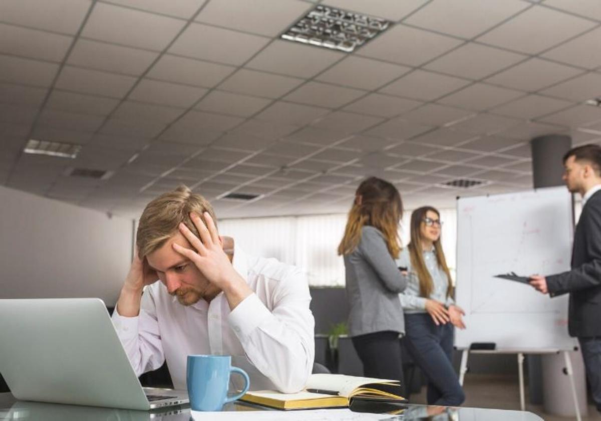 Un estudio expone el aspecto del que más suelen arrepentirse los trabajadores a lo largo de su carrera profesional