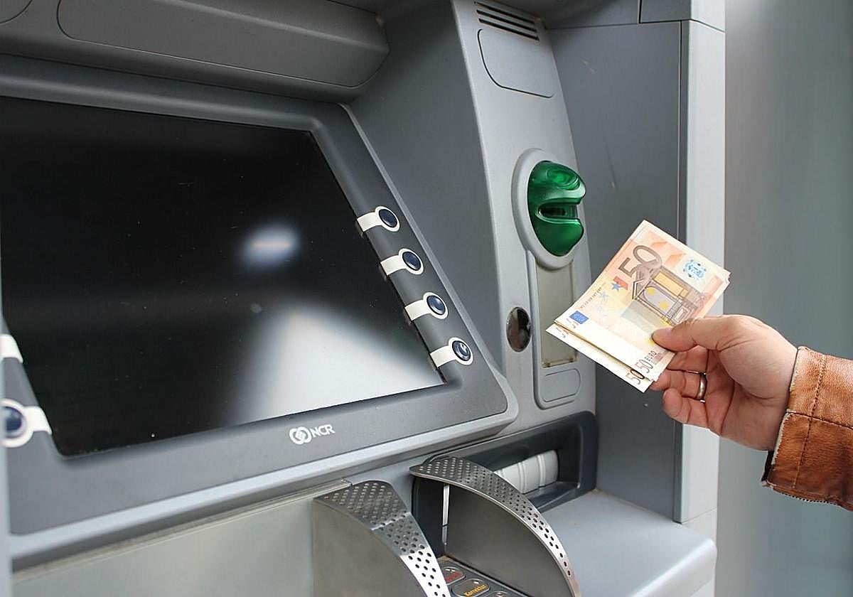 Una experta financiera señala el error que cometen las personas de 50 años con sus ahorros