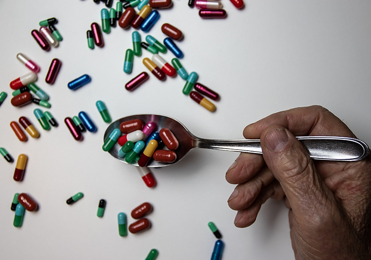 La mejor manera para tragarse una pastilla según una farmaceútica