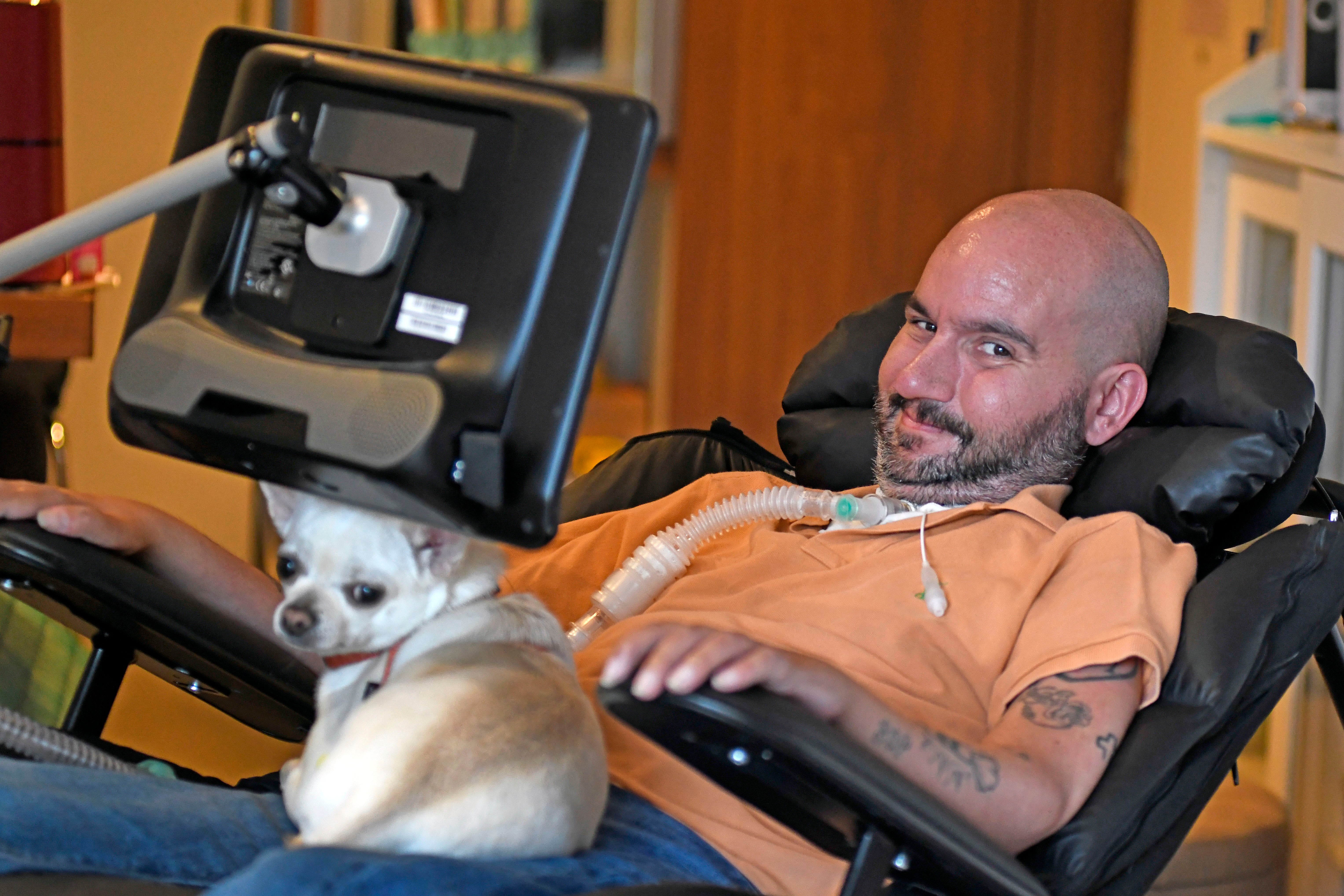 Jordi Sabaté, enfermo de ELA, con la máquina que utiliza para comunicarse