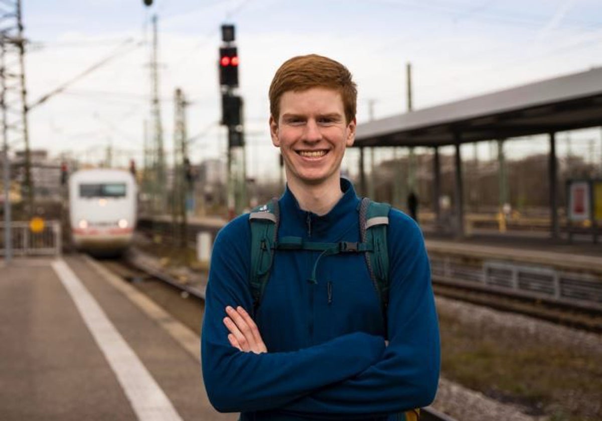 Lasse, en un andén con la mochila con la que viaja