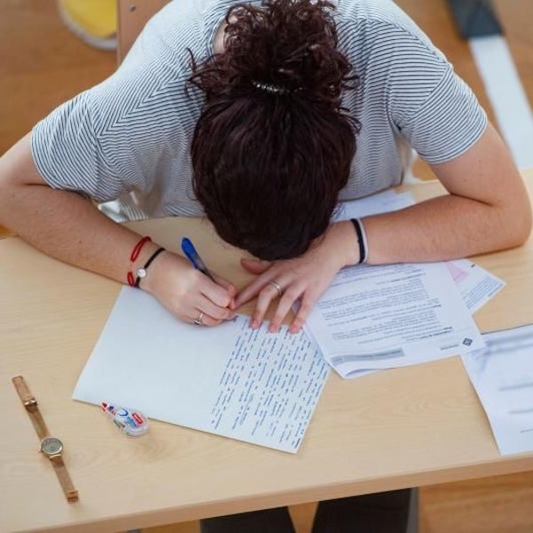 Un profesor muestra la sorpresa que una alumna le dejó en su último examen: «Nuestra profesión es la mejor del mundo»