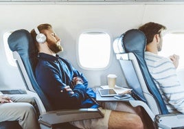 Una azafata explica el motivo por el que no se debe dormir en el avión durante el despegue: «Tus oídos...»