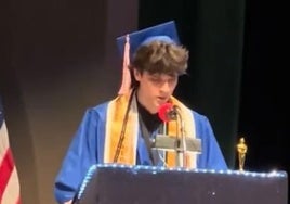 Fallece el padre de un alumno el día antes de su graduación y da este aplaudido discurso: «Mirad a vuestros seres queridos»