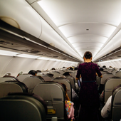 Una azafata de vuelo se sincera y señala un detalle sobre las medias que llevan: «Cuanto más usadas...»