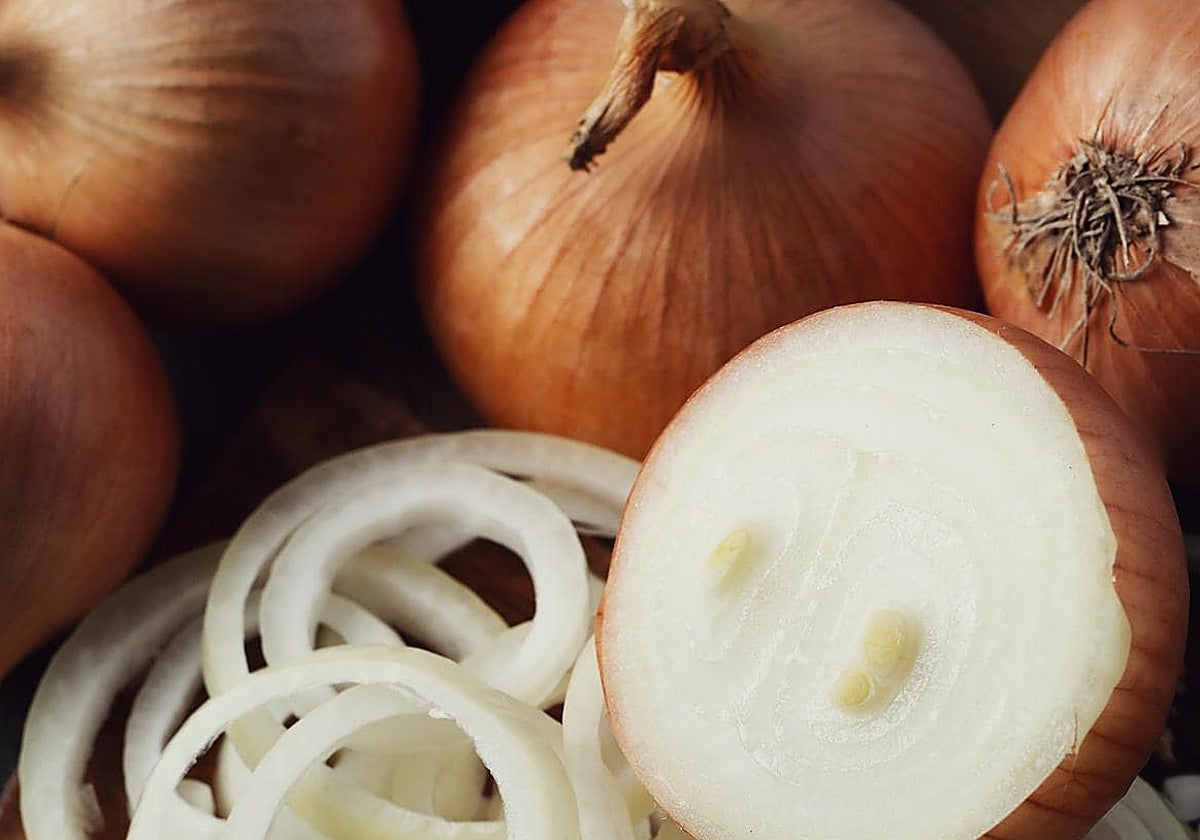 La cebolla se usa para cocinar muchos platos
