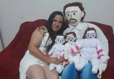 La mujer casada con un muñeco de trapo y con tres hijos explica el día a día en su casa: «Es igual que el de otras familias»