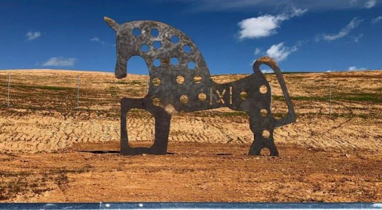 ¿Qué significa la pegatina de este caballito que llevan muchos coches en la parte trasera?