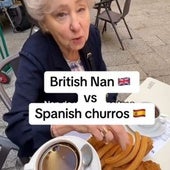 Una abuela británica prueba por primera los churros de San Ginés en Madrid y este es su veredicto