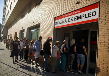 Una joven estudiante reflexiona sobre el futuro y la prosperidad de los jóvenes en España: «Pides ayuda y no te la dan»