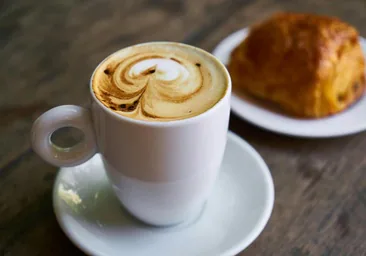 Un nutricionista señala qué alimentos no recomienda consumir junto al café por motivos de salud: «No combinan bien»
