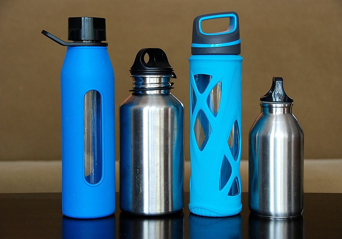 Para limpiar una botella reutilizable, el experto recomienda usar agua caliente y jabón