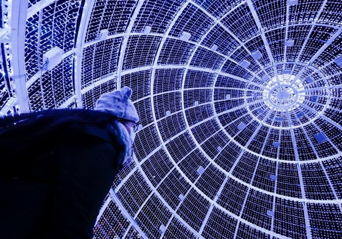 Detalle de una vistosa iluminación navideña en Barcelona, en una imagen de archivo