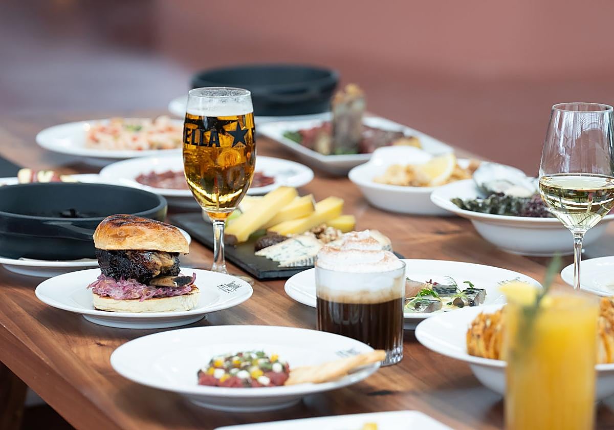 Una mesa con comida y bebida en una imagen de archivo