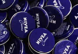 El truco casero de mezclar una cuchara de Nivea con limón que está siendo un éxito en los hogares de España