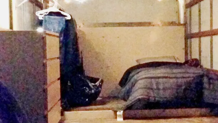 La habitación de 12 metros cuadrados que Brandon ha montado en un camión