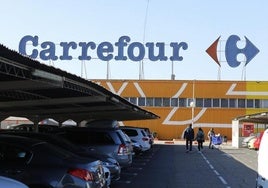 Carrefour lanza una ayuda para personas mayores de 65 años: requisitos y cómo conseguirla