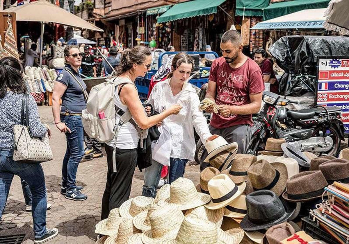 Turistas comprando en el casco antiguo de la ciudad marroquí de Marrakech