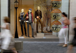 El gerente de una tienda de ropa recomienda comprar este tipo de pantalón a los hombres con barriga