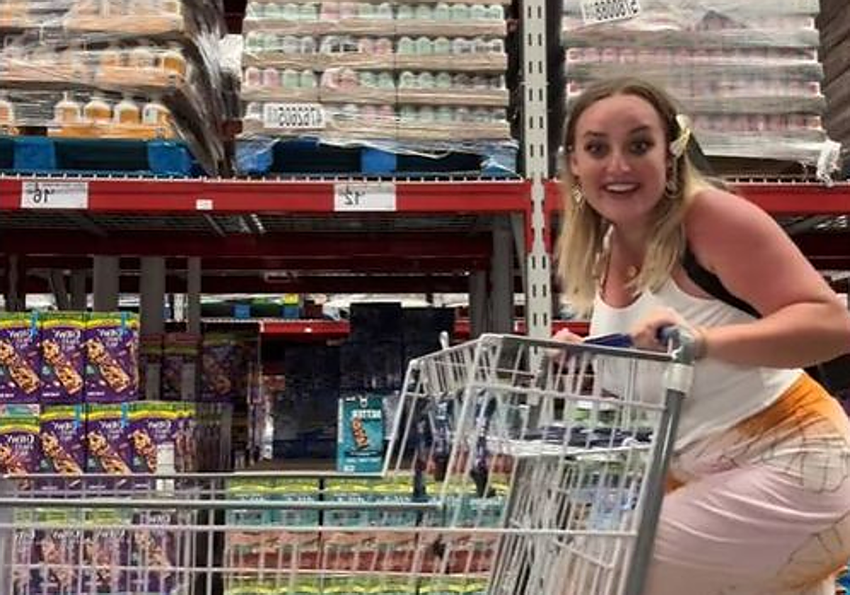 La joven influencer en un mercado de Hawái
