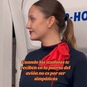 Una azafata explica el motivo por el que saludan siempre durante el embarque: «No es por ser simpática»