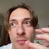 Un australiano que vive en España señala las palabras que más le cuesta pronunciar de nuestro idioma: «Tengo la lengua bailando»