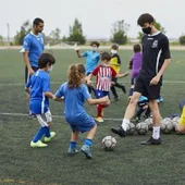 Una madre, rota por la situación de su hija de 6 años: el equipo de fútbol masculino en el que juega la discrimina