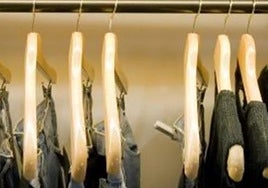 El truco japonés que te permitirá aprovechar mejor el espacio de tu armario: despídete de colgar los abrigos