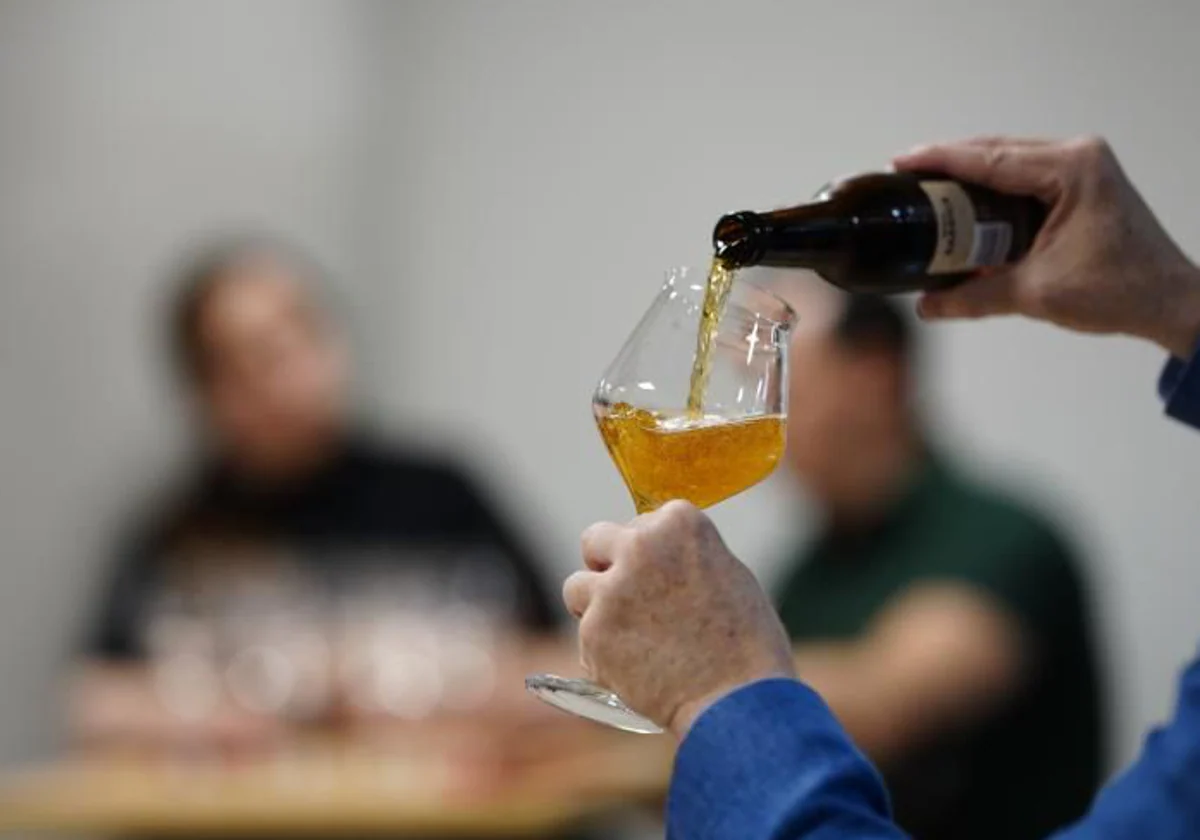 Un hombre se sirve una cerveza, en una imagen de archivo