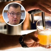 Un camarero lanza una advertencia sobre lo que se hace en los bares al servir la cerveza: «Os voy a enseñar una cosita...»