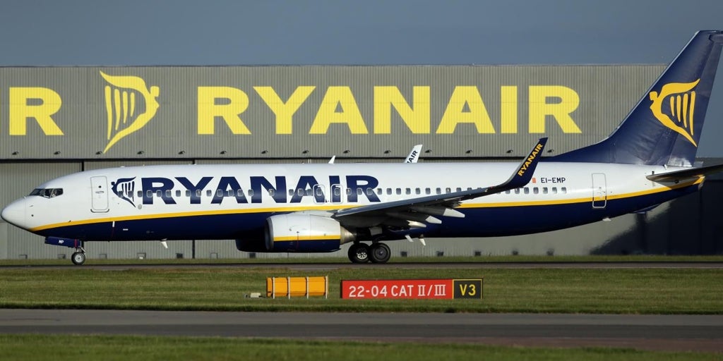 Un pasajero de Ryanair orina en el pasillo de un vuelo a Tenerife y la aerolínea se ve obligada a llamar a las autoridades