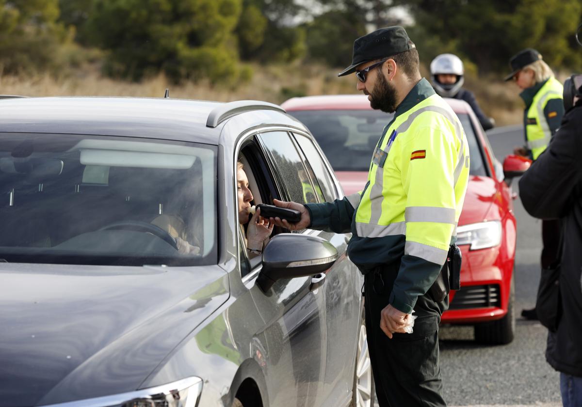 Un guardia civil indica cuál es el único producto que puede alterar el resultado de los controles de alcoholemia: «Se desvanece»