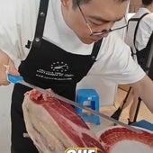 Un cortador profesional de jamón, sin palabras por el sueldo que pagan por su trabajo en China