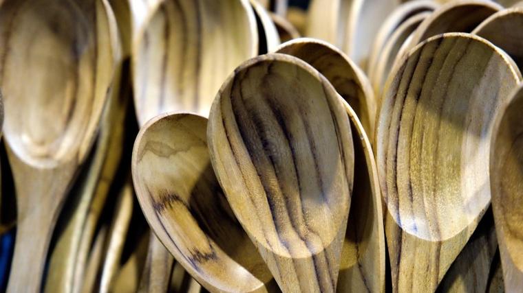 Las cucharas de madera no deben lavarse en el lavavajillas