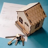 Un agente inmobiliario indica el dinero que tienes que ganar para comprarte un piso de 200.000