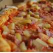 Un restaurante cobra la pizza con piña a más de 100 euros para que no la pidan