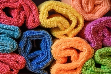 Una experta en limpieza explica cómo utilizar correctamente las bayetas de microfibra: «Una cara tiene la fibra más corta»