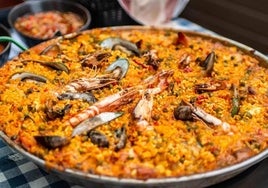 El chef José Andrés explica cómo cocinar la auténtica paella valenciana: estos son los trucos de su receta