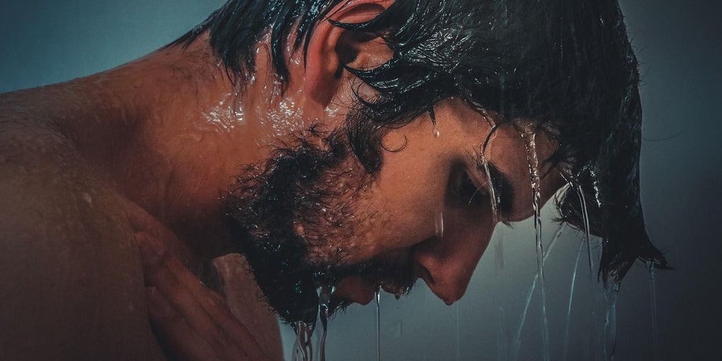 Un médico señala las razones por las que nunca deberías irte a dormir con el pelo mojado: «Lo hace más propenso a...»