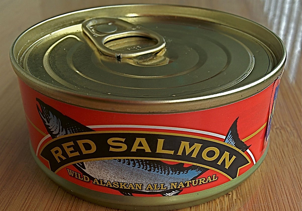 Abren una lata de salmón caducada 50 años después y se quedan sin palabras con lo que se encuentran: «Es señal de que el pescado...»