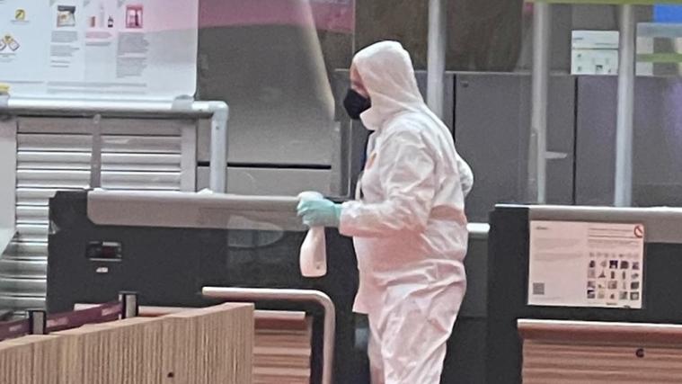 Un técnico fumigaba la zona de facturación a finales del pasado mes de abril