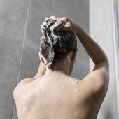 Una dermatóloga explica qué champú es el mejor si sufres caída de pelo: «Ayuda a completar vuestro tratamiento»