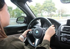 La práctica que te puede costar una multa si te pillan haciendo dentro del coche