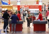 Una mujer paga con dinero en efectivo en un supermercado y lo que pasa enfada a una de sus clientas: «Me ha parecido un despropósito»