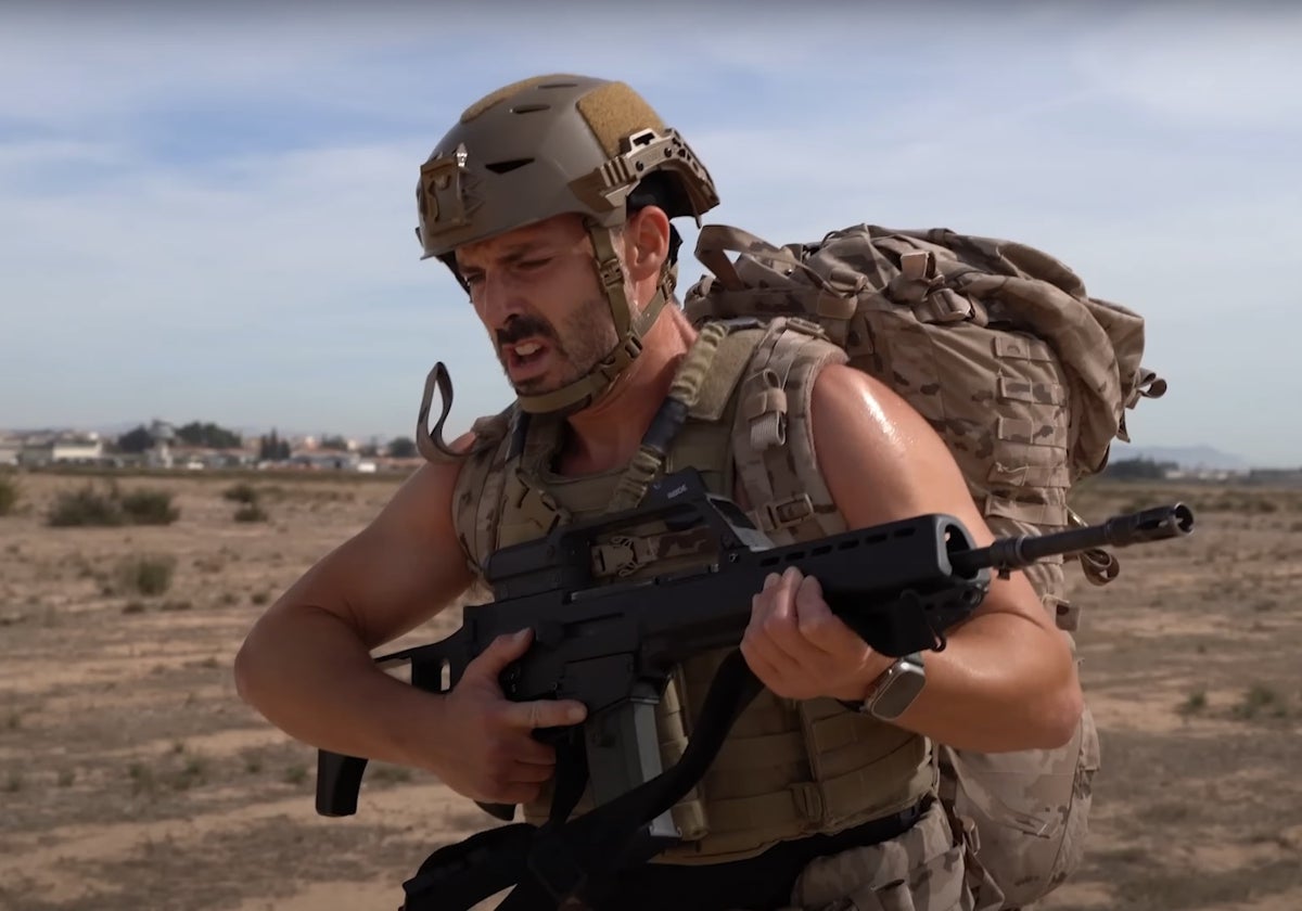 Hace las pruebas físicas para entrar en el Ejército del Aire de España y opina sobre lo exigentes que son: «Estoy reventado»