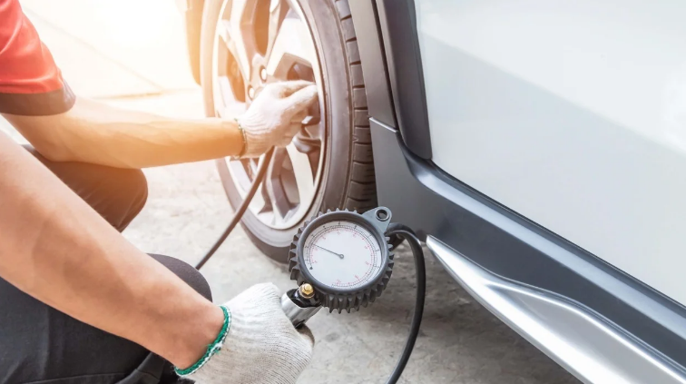 Un mecánico alerta sobre qué pasa si inflas mucho los neumáticos de tu coche: «Se va a poner como un...»