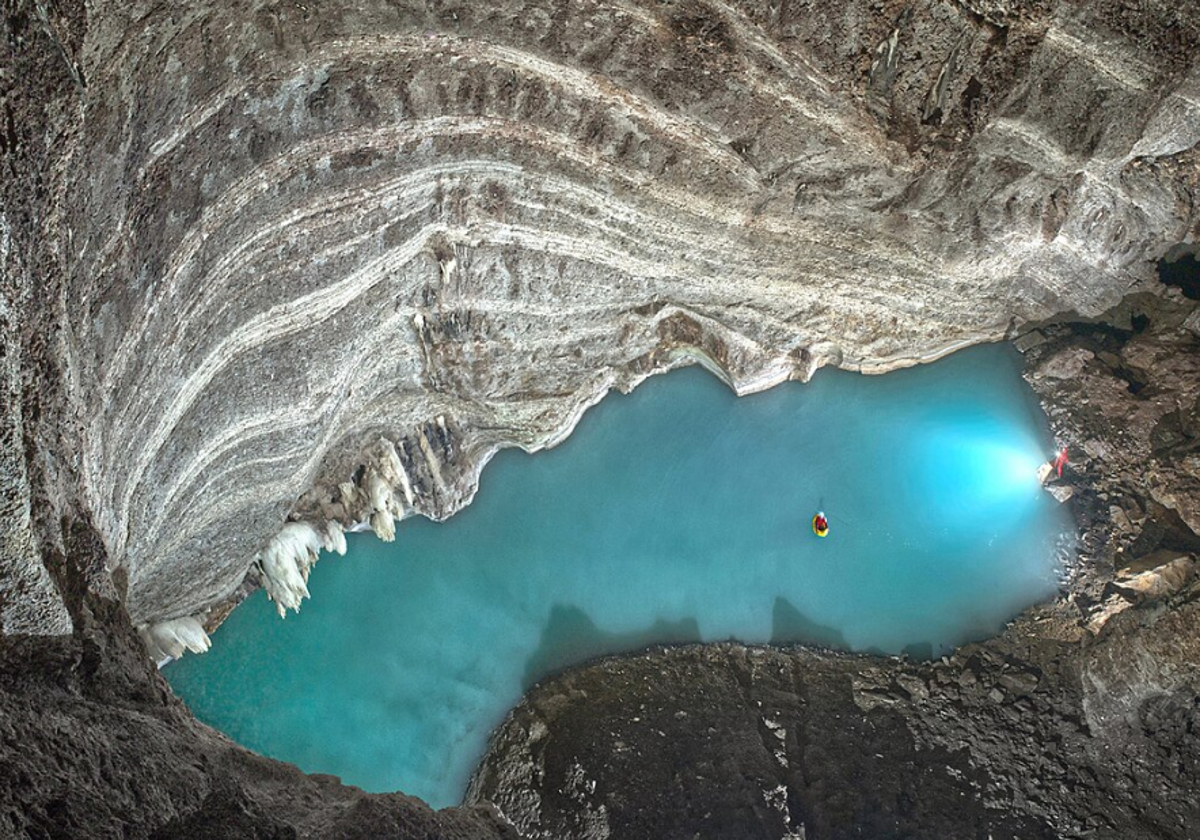 El lago Neuron, un lago termal subterráneo cerca de Leskovik, Albania