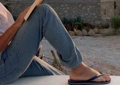 Imagen secundaria 1 - Las crocs, las chanclas y las sneakinas pueden acarrear problemas de salud podal a la larga